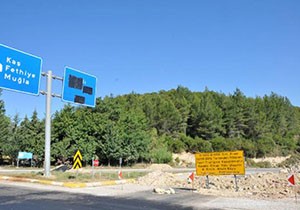 Yapımına başlanan Kaş- Kasaba yolu trafiğe kapatıldı